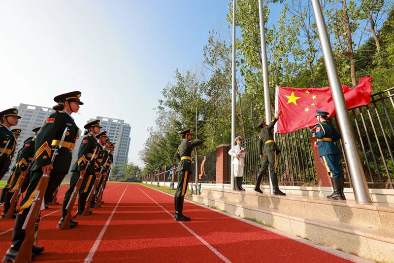 【德育活動(dòng)】我與國(guó)旗合個(gè)影，定格最美中國(guó)紅——國(guó)慶德育實(shí)踐活動(dòng)作業(yè)展